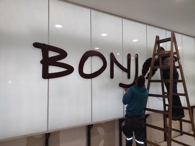 Witryna podświetlana 720 x 220 cm