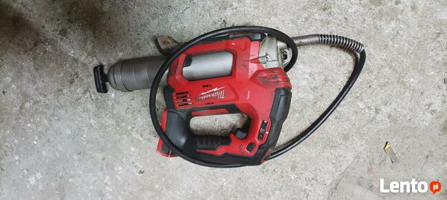 Akumulatorowa smarownica Milwaukee