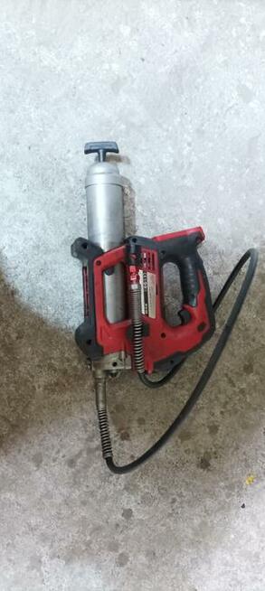 Akumulatorowa smarownica Milwaukee