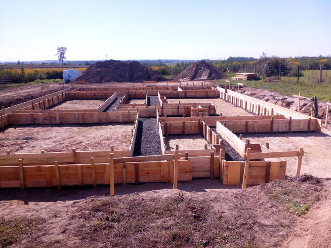 Przyjmę zlecenia na budowy domów od podstaw.