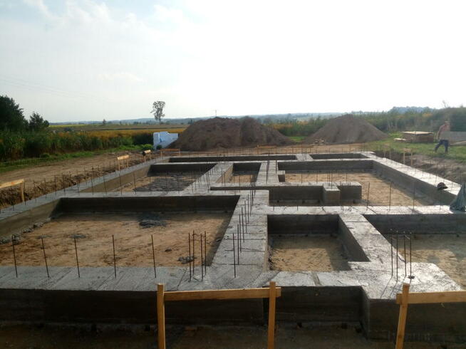 Przyjmę zlecenia na budowy domów od podstaw.