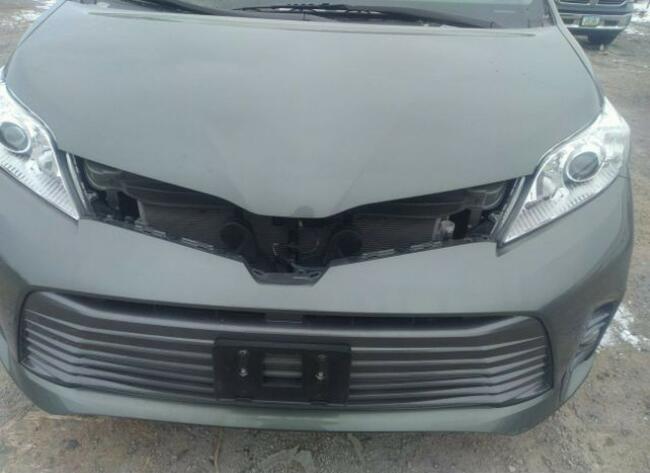 Toyota Sienna 2019, 3.5L, 4x4, XLE, od ubezpieczalni