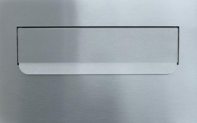 Duża przelotowa skrzynka na listy do cienkich murków