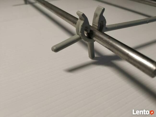 Strzemiona z plastiku do produkcji podmurówki dystans