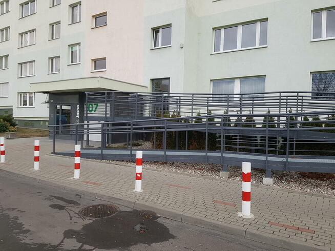 Rampa dla osoby niepełnosprawnej, podjazd dla wózka