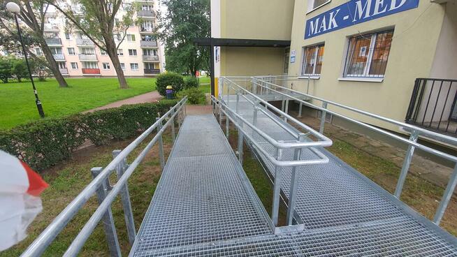 Rampa dla osoby niepełnosprawnej, podjazd dla wózka