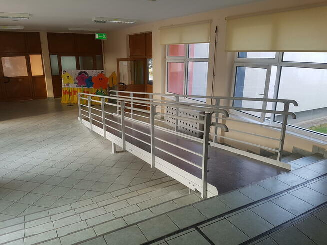 Rampa dla osoby niepełnosprawnej, podjazd dla wózka