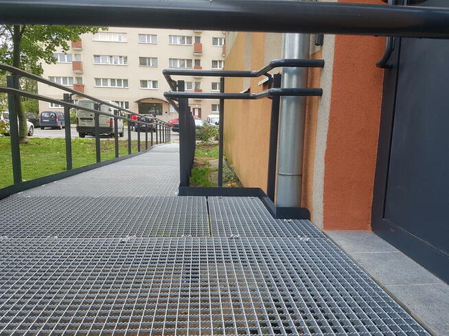 Rampa dla osoby niepełnosprawnej, podjazd dla wózka