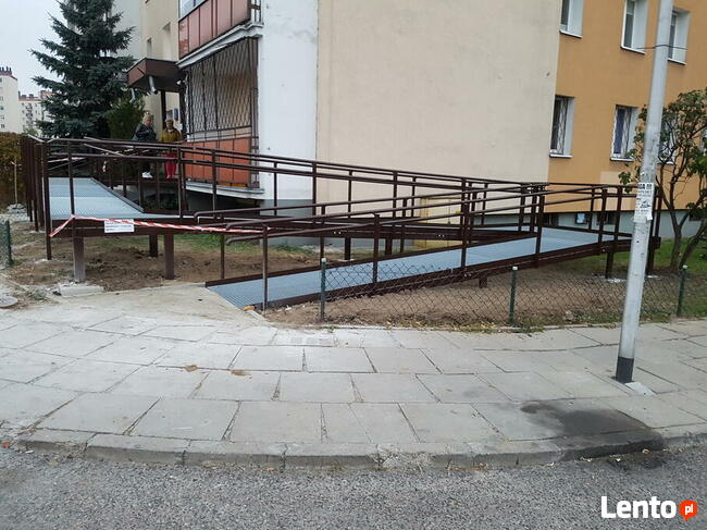 Rampa dla osoby niepełnosprawnej, podjazd dla wózka