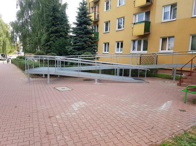 Rampa dla osoby niepełnosprawnej, podjazd dla wózka