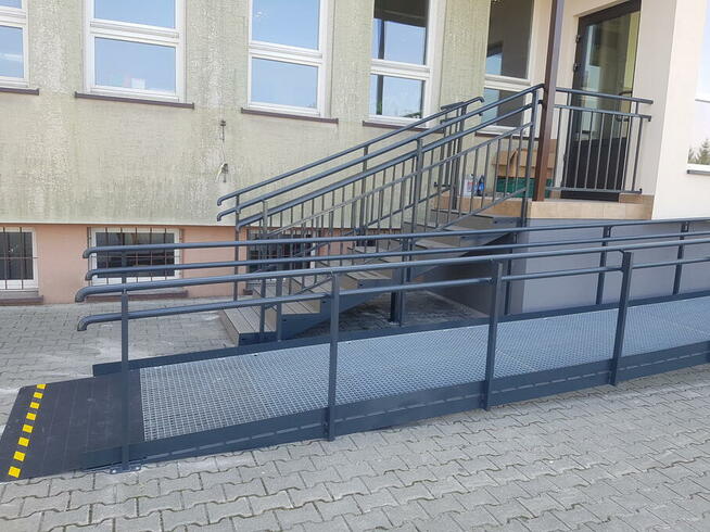 Rampa dla osoby niepełnosprawnej, podjazd dla wózka