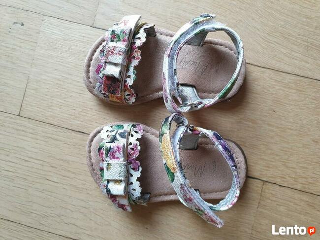 Sandały dziewczęce białe kwiatki Minoti błyszczące roz.21