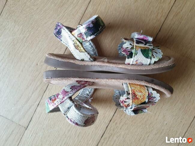Sandały dziewczęce białe kwiatki Minoti błyszczące roz.21
