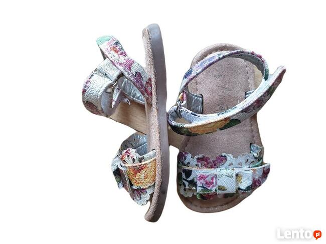 Sandały dziewczęce białe kwiatki Minoti błyszczące roz.21