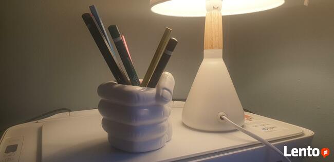 Biała ręka z cementu