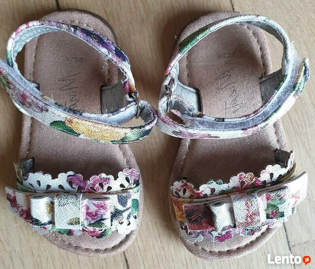 Sandały dziewczęce białe kwiatki Minoti błyszczące roz.21