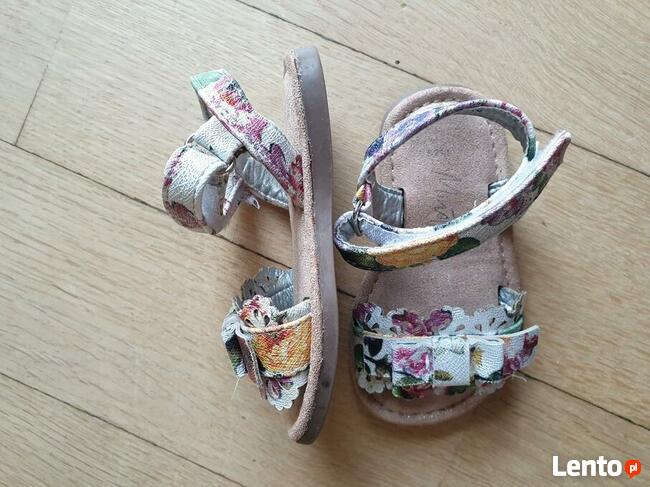 Sandały dziewczęce białe kwiatki Minoti błyszczące roz.21