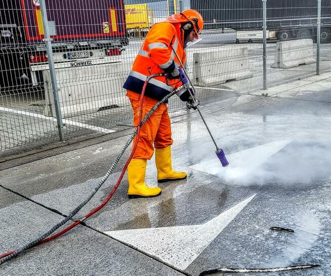 Usuwanie wodą oznakowania poziomego z asfaltu, betonu