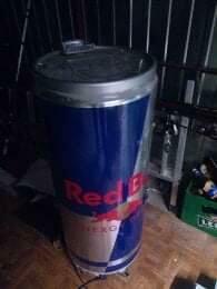 Jest to limitowana edycja lodówki Red Bull - Puszka