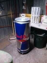 Jest to limitowana edycja lodówki Red Bull - Puszka