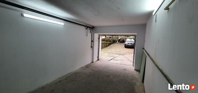 Królewska/ Galla garaż w strefie płatnego parkowania.
