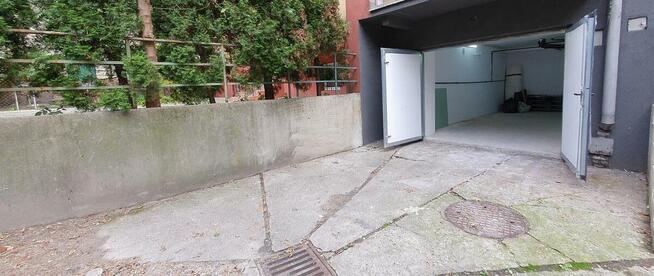 Królewska/ Galla garaż w strefie płatnego parkowania.