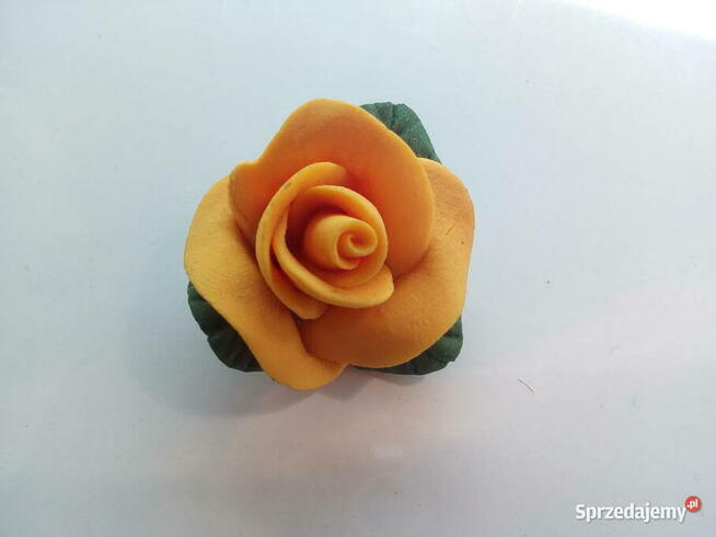 2 malutkie broszki w kształcie kwiatów róży