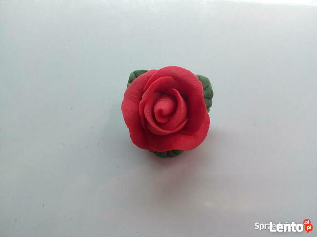 2 malutkie broszki w kształcie kwiatów róży