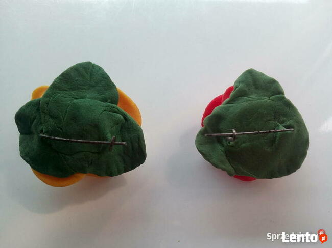 2 malutkie broszki w kształcie kwiatów róży