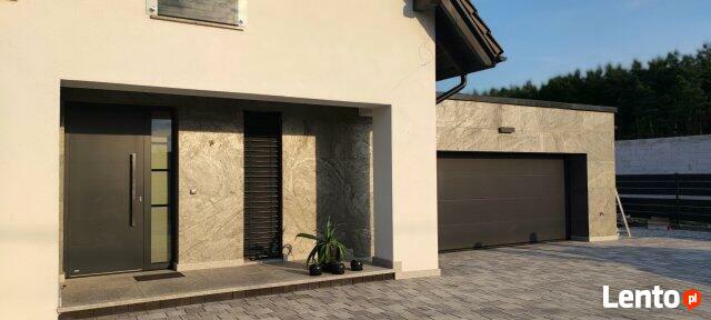 Elewacja z wielkich arkuszy forniru kamiennego Silver Grey