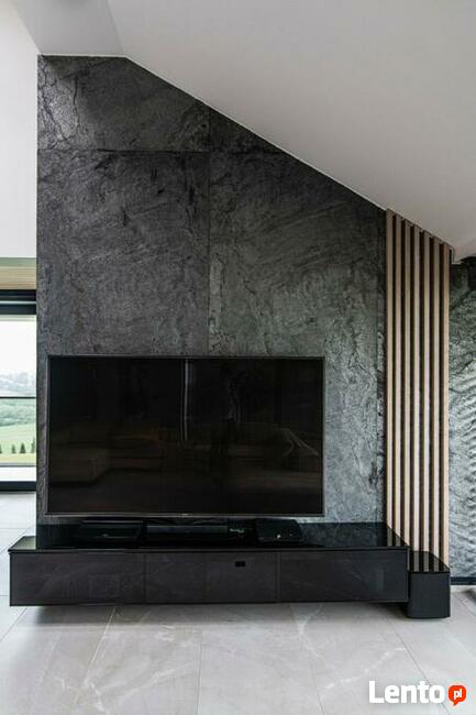 Elewacja z wielkich arkuszy forniru kamiennego Silver Grey