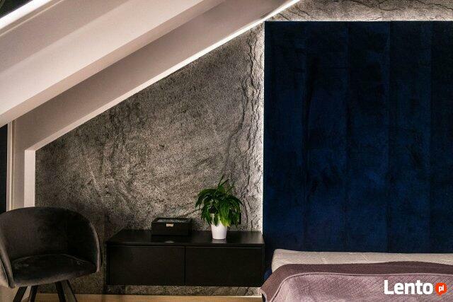 Elewacja z wielkich arkuszy forniru kamiennego Silver Grey