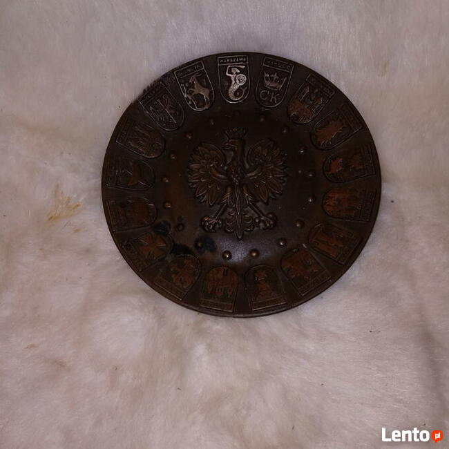 Talerz - patera zdobiona orłem w koronie z herbami miast