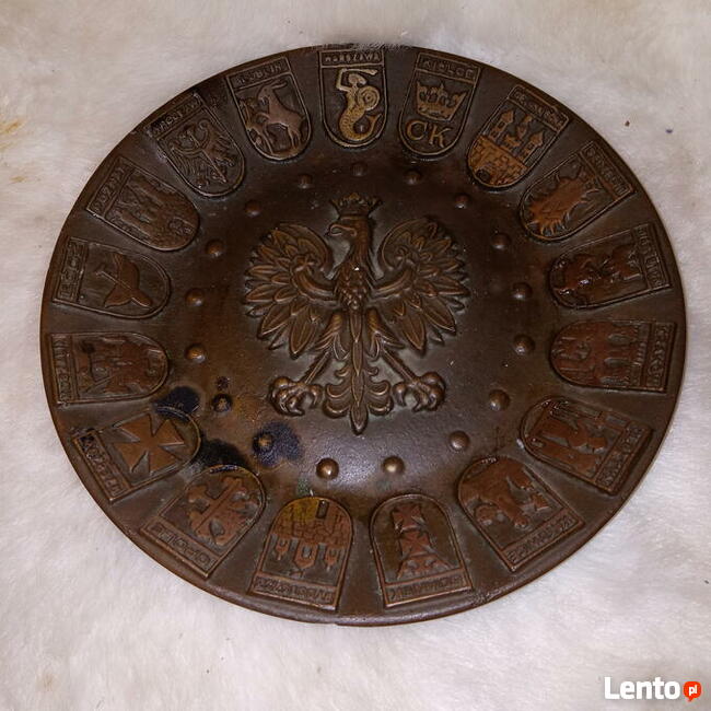 Talerz - patera zdobiona orłem w koronie z herbami miast