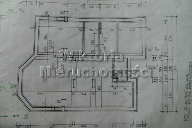Dom w Konstancinie z piękną działką oraz domem letniskowym