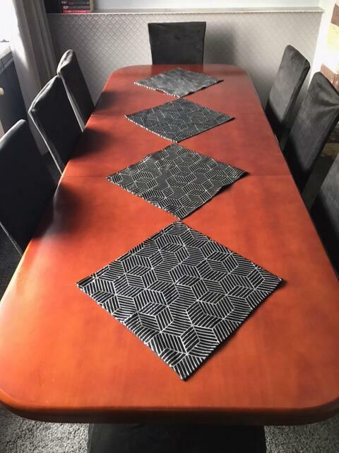 Sprzedam stół do salonu w komplecie z krzesłami i czarnymi p