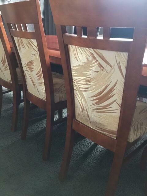 Sprzedam stół do salonu w komplecie z krzesłami i czarnymi p