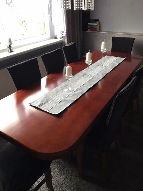 Sprzedam stół do salonu w komplecie z krzesłami i czarnymi p