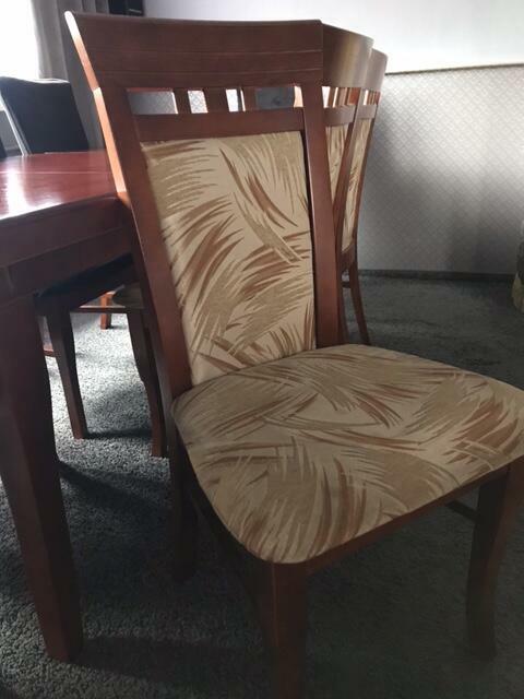 Sprzedam stół do salonu w komplecie z krzesłami i czarnymi p