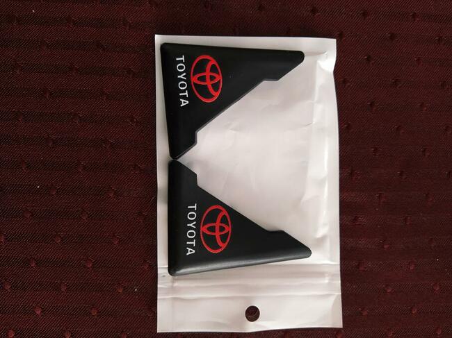 Silikonowy narożnik drzwi samochodowych z logo Toyota.