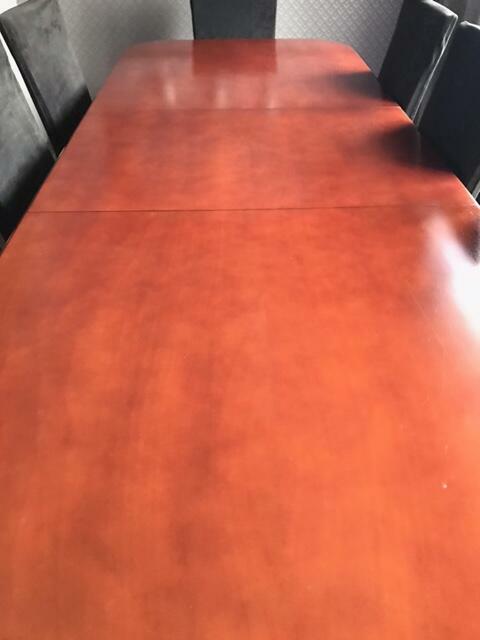 Sprzedam stół do salonu w komplecie z krzesłami i czarnymi p