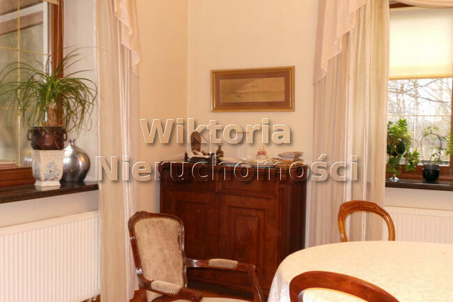 Dom w Konstancinie z piękną działką oraz domem letniskowym