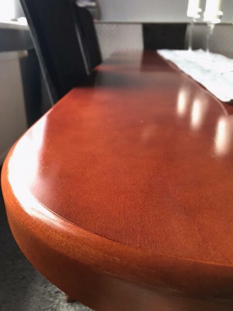 Sprzedam stół do salonu w komplecie z krzesłami i czarnymi p