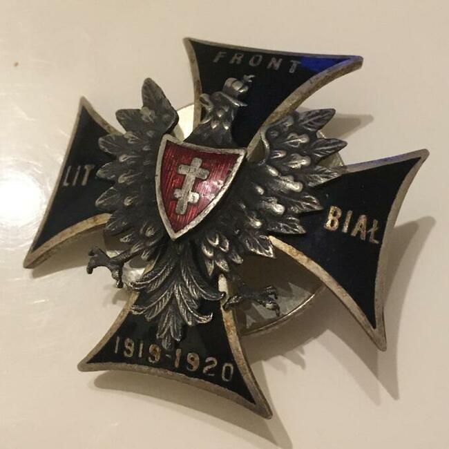 Kolekcjoner kupi odznaczenia wojskowe, militaria