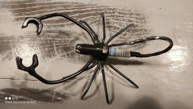 Skorpion z materiałów odzyskanych że złomu.