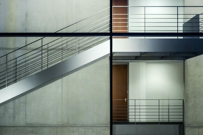Balustrady, balkony, bramy, schody, antresole, meble.