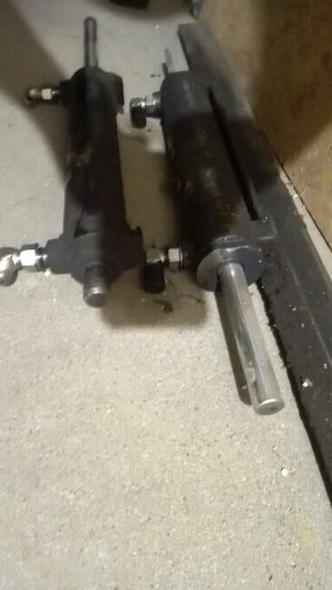 Siłownik przelotowy wspomagania