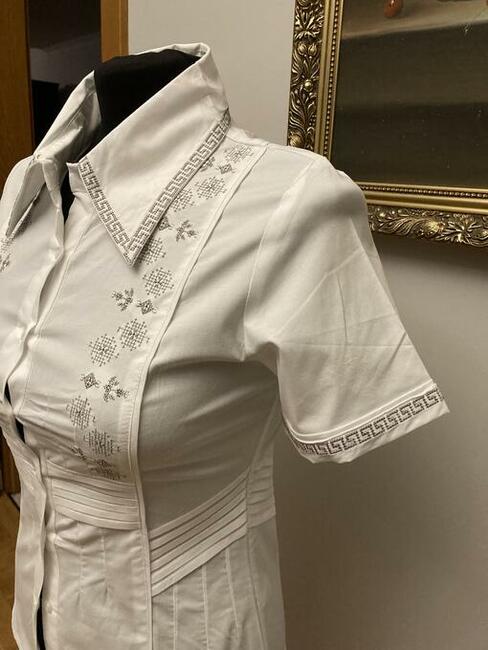 Biała koszula z kołnierzem