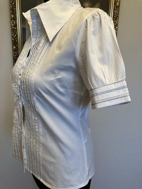 Biała koszula z kołnierzem.