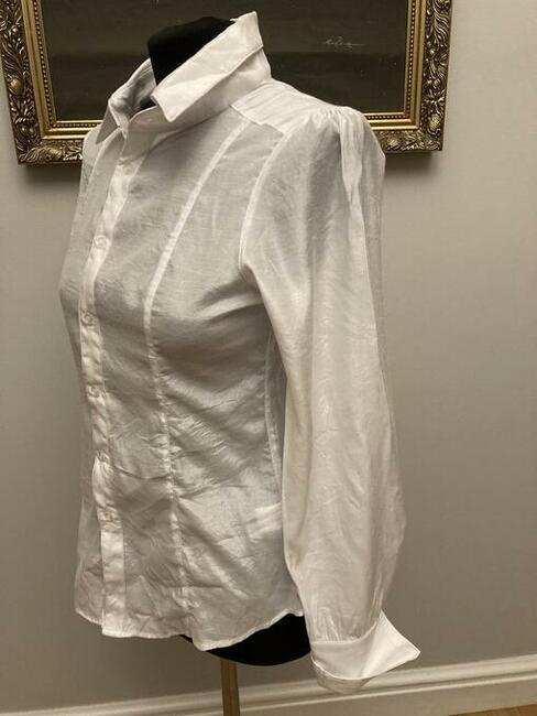 Biała elegancka koszula na każdą okazję